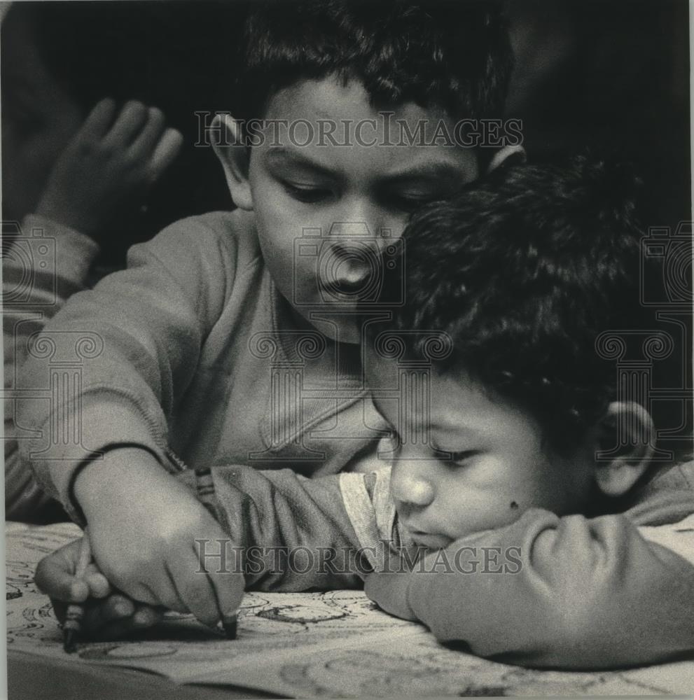 1985 Press Photo Students doing crafts, United Community Center, Milwaukee - Historic Images