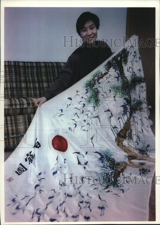 1994 Press Photo Stephanie Toy, holding embroidery, A Hundred Cranes, Milwaukee - Historic Images