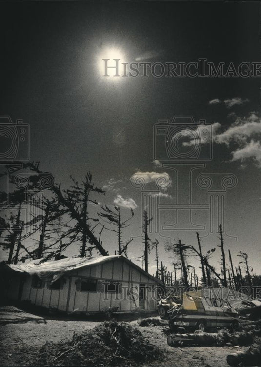 1992 Press Photo 19th Hole Lounge tornado wreckage, Wautoma, Wisconsin - Historic Images