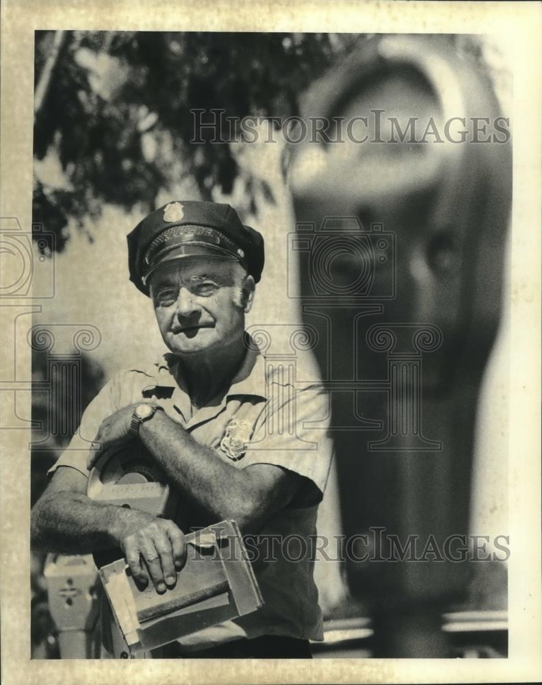 1982 Press Photo Edward Ullrich parking meter attendant in Butler, Wisconsin - Historic Images