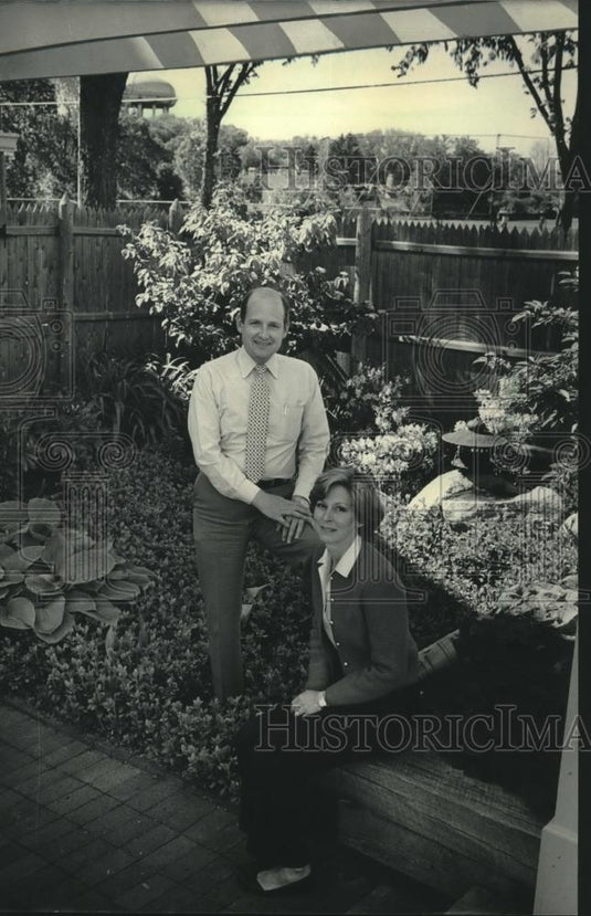 1985 Press Photo Bryant Truitt of Heileman Brewing and wife at home in WI - Historic Images