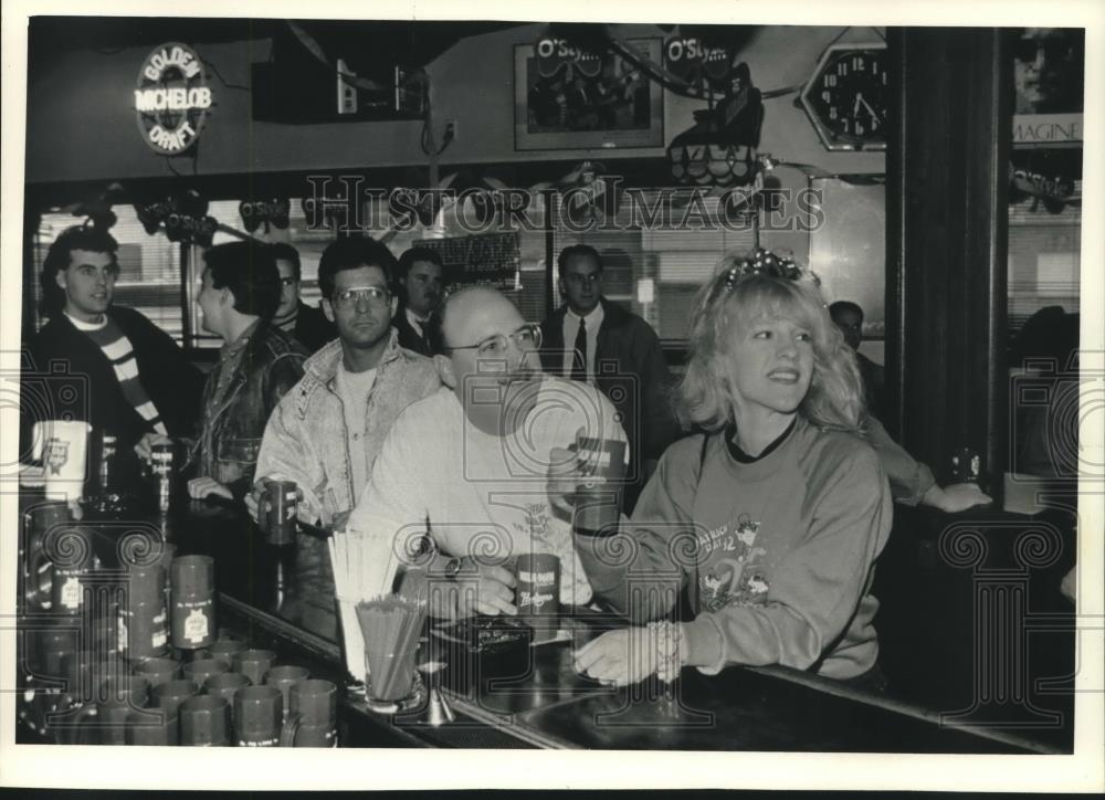 1992 Press Photo Patrons get and early St. Patrick&#39;s Day start at Hooligan&#39;s Bar - Historic Images