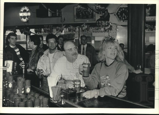 1992 Press Photo Patrons get and early St. Patrick's Day start at Hooligan's Bar - Historic Images