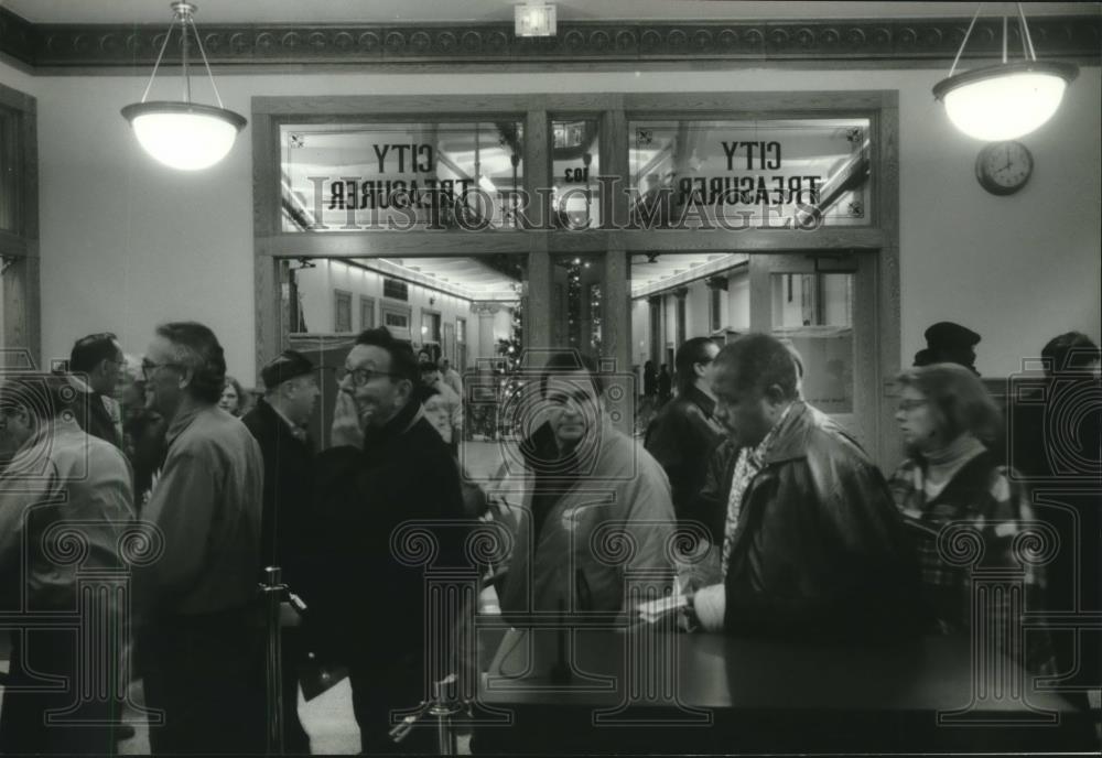 1995 Press Photo Taxpayers line up at Milwaukee&#39;s City Hall to pay property tax - Historic Images