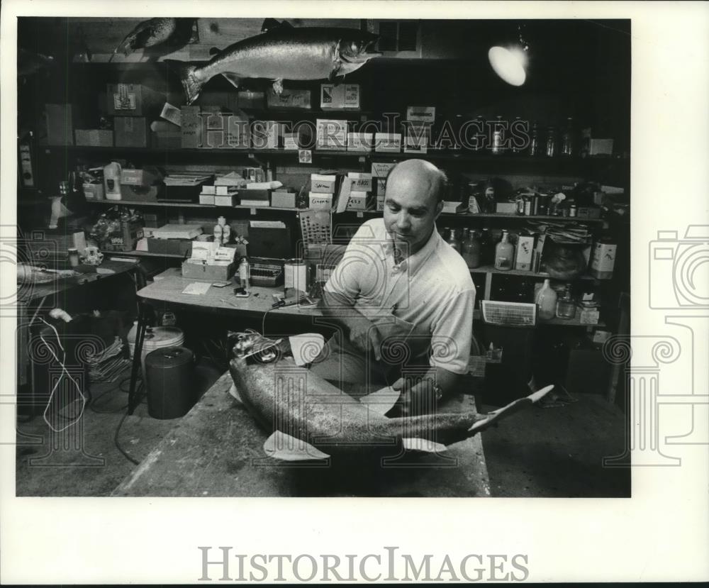 1978 Press Photo Taxidermist Richard Colby of New Berlin displays his craft - Historic Images