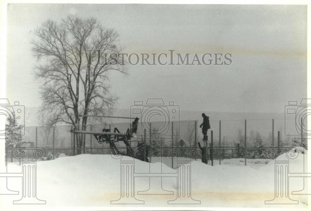 1993 Press Photo Crew raising perimeter fence height at Taycheedah Correctional - Historic Images