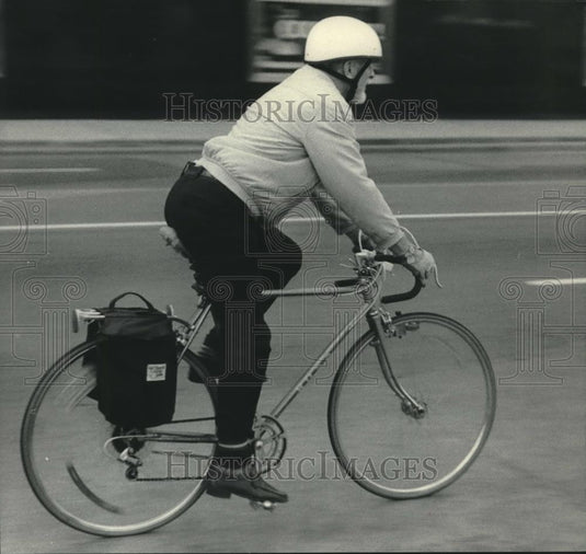 1983 Press Photo Cyclist wearing a helmet while riding, Milwaukee, Wisconsin - Historic Images