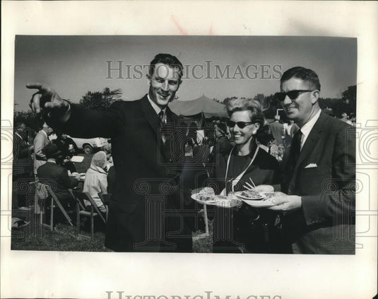 1985 Press Photo Lawrence college president Curtis Tarr & guest, Wisconsin - Historic Images