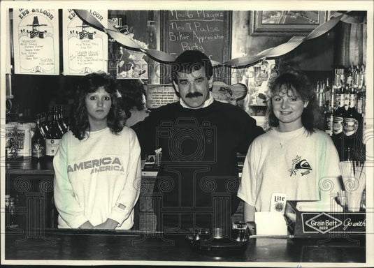 1987 Press Photo Ed Thompson brother of Governor with employees, Wisconsin. - Historic Images