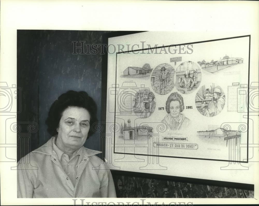 1982 Press Photo Angeline Thompson poses next to artwork Haugen, Wisconsin. - Historic Images