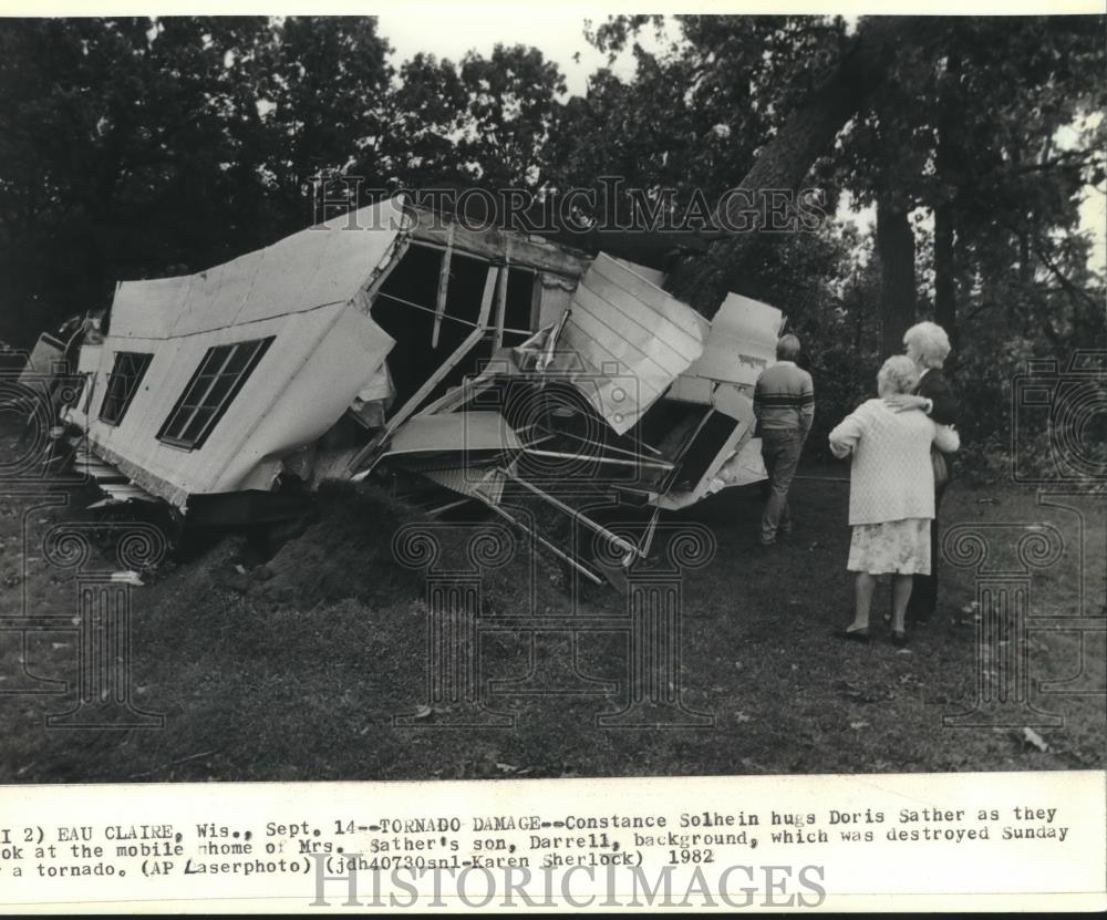 1982 Press Photo Tornado damages mobile home in Eau Claire, Wisconsin. - Historic Images