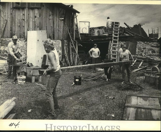 1981 Press Photo Walter Seering relatives help clear his storm ruins,Wisconsin. - Historic Images