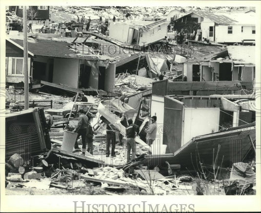 1981 Press Photo Volunteers, homeowners amidst the wreckage of Wisconsin storm - Historic Images