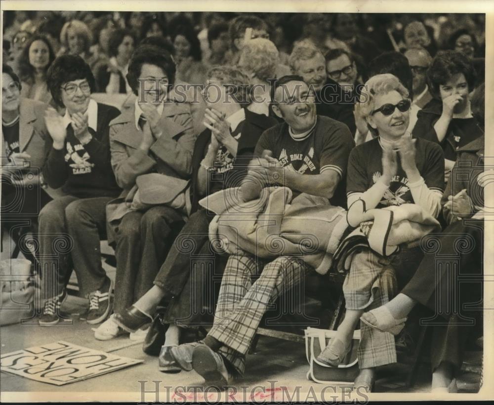 1977 Press Photo Milwaukee teachers applauding new contract, Milwaukee Wisconsin - Historic Images