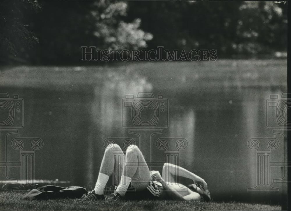 1983 Press Photo A University of Wisconsin - Madison student on Lake Wingra - Historic Images