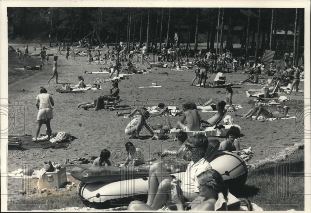 1988 Press Photo Crowd at Sunset Lake seeking to beat the heat in Portage County - Historic Images