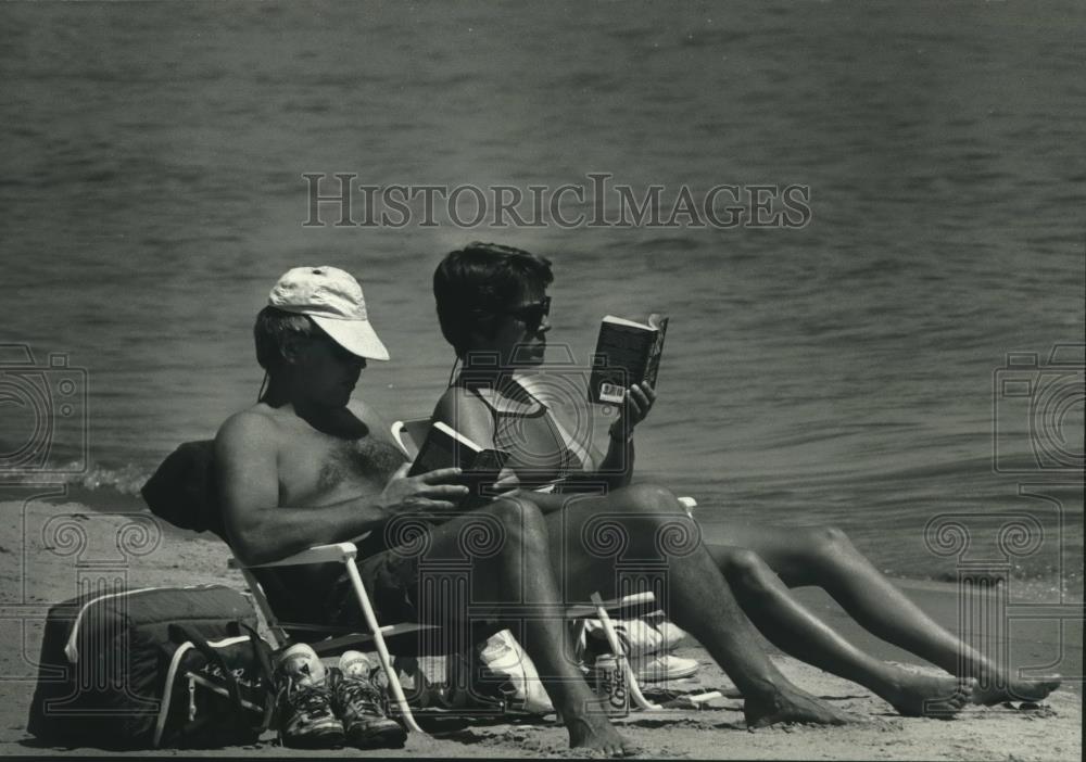 1991 Press Photo Joe Roecklein &amp; Sarah Smith of Milwaukee enjoy Harrington Beach - Historic Images