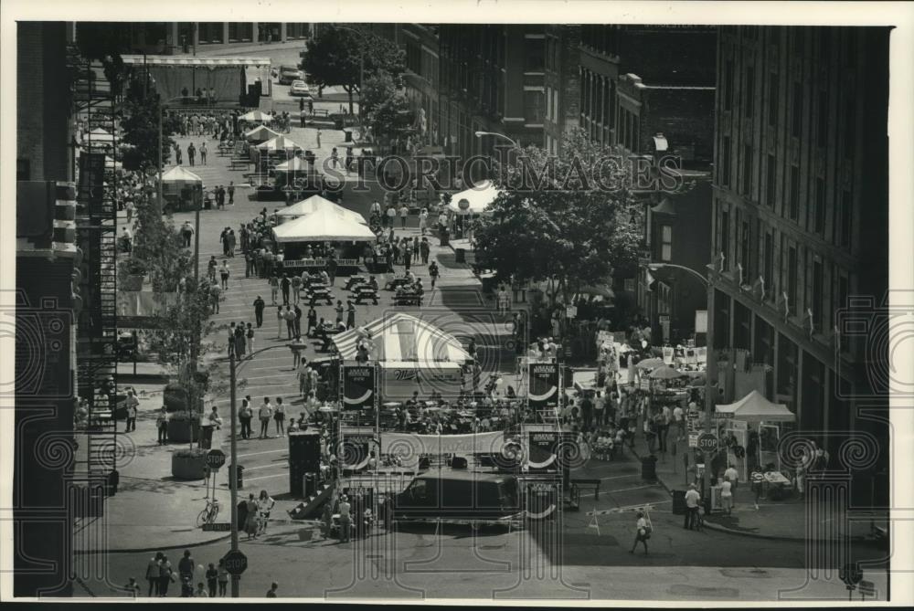 1983 Press Photo Best Block Party in Historic Third Ward, Milwaukee, Wisconsin - Historic Images