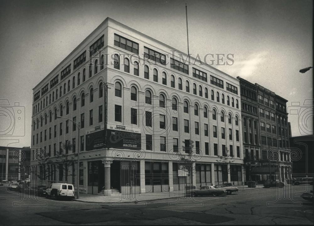 1988 Press Photo Broadway building in historic Third Ward, Milwaukee, Wisconsin - Historic Images