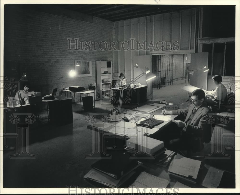 1984 Press Photo Employees of Larsen Design in new office space, Third Ward - Historic Images