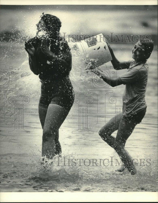 1983 Press Photo Carmen Swets threw water on Yvonne Trevino in Waukesha. - Historic Images