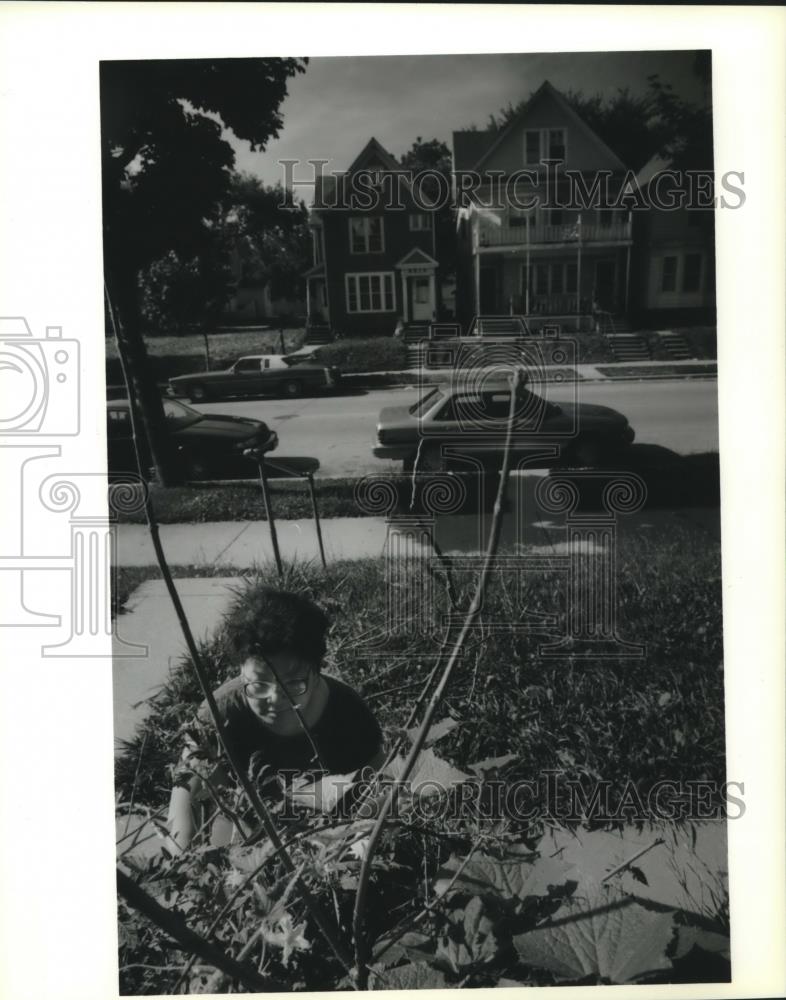 1994 Press Photo Thu Huynh works in a vegetable garden in front of her home - Historic Images