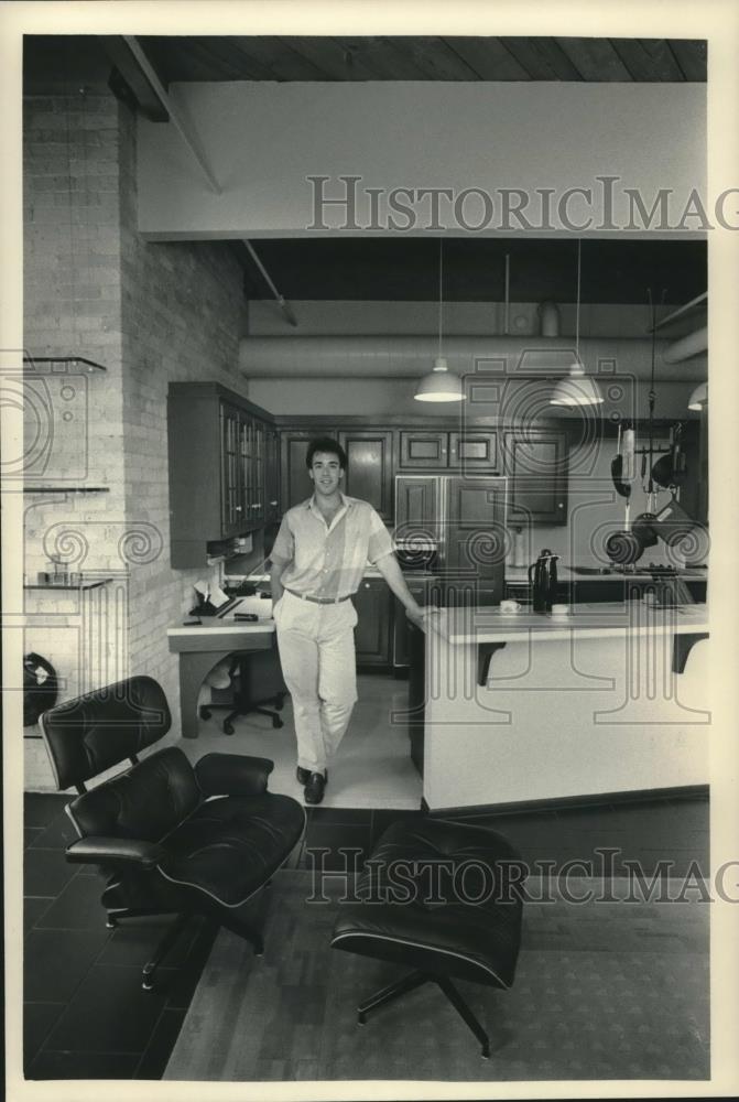 1985 Press Photo Steven Peck of Milwaukee leans on counter that replaced a wall - Historic Images