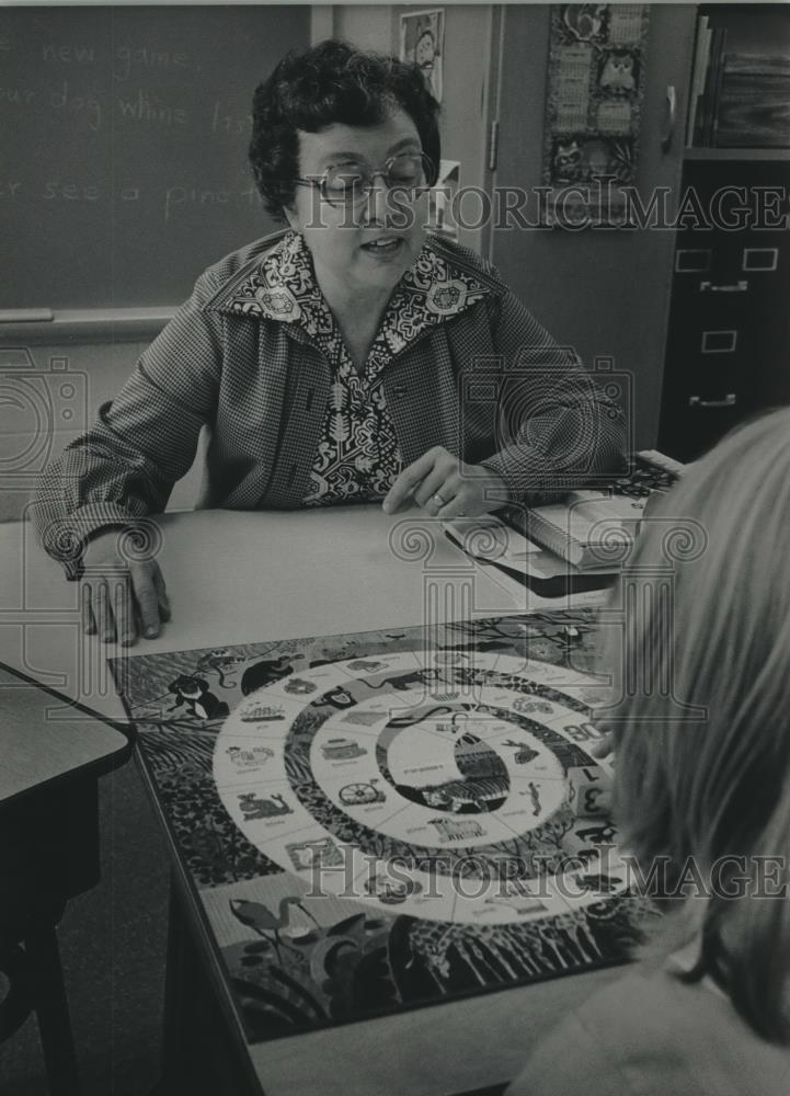 1983 Press Photo Sister Lillian Bever, reading clinic, Cardinal Stritch College - Historic Images