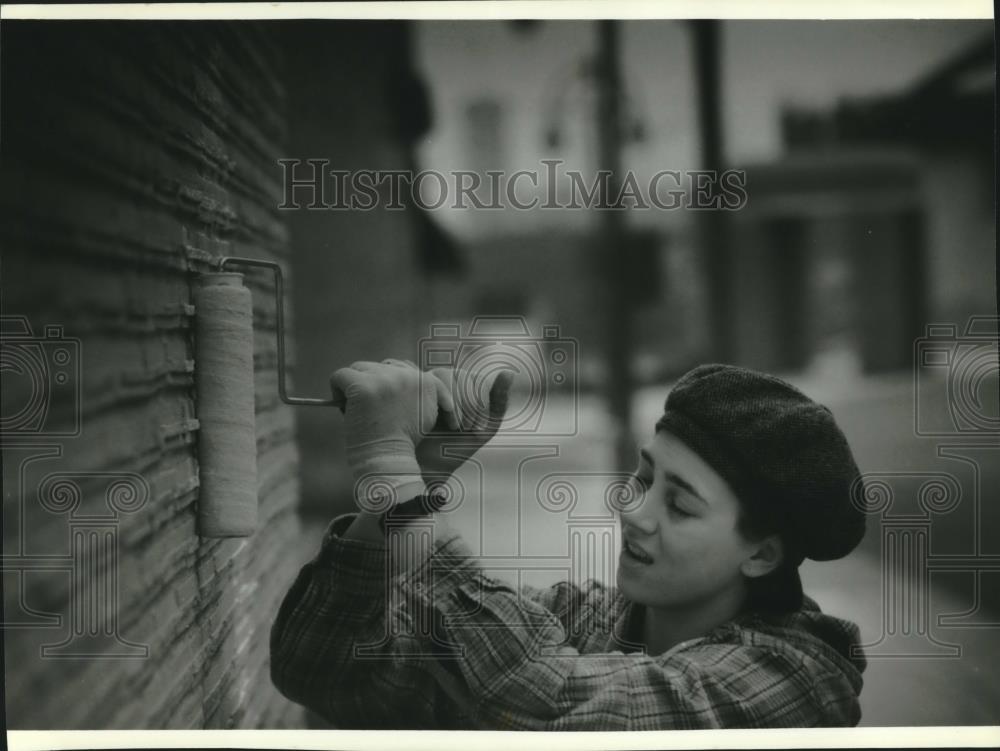 1994 Press Photo Elaine Palmer paints over graffiti on building in Third Ward - Historic Images