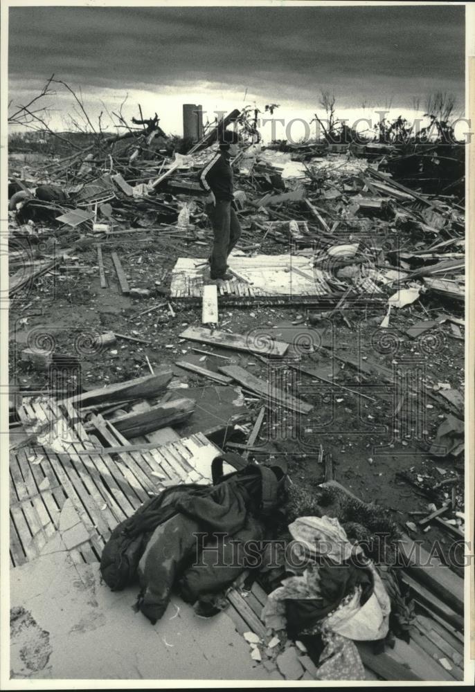 1984 Press Photo Kay Cavanaugh, Neenah Wisconsin, looks over destroyed home - Historic Images