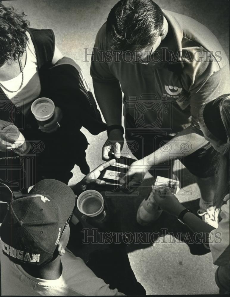 1993 Press Photo Bill Swirkowski checks IDs at Summerfest, Wisconsin - mjc10924 - Historic Images