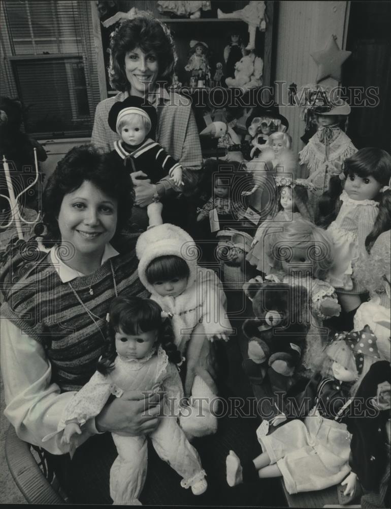 1983 Press Photo Operators of The Doll Gallery in Theinsville, Wisconsin - Historic Images