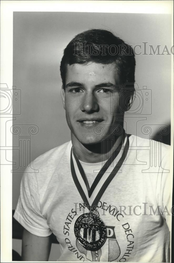 1982 Press Photo Science silver medal winner Robert Trunley Milwaukee, Wisconsin - Historic Images