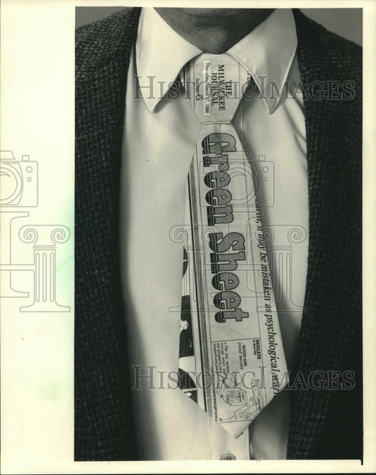 1988 Press Photo Man wearing Green Sheet tie for St. Patrick's Day - mjc11004 - Historic Images