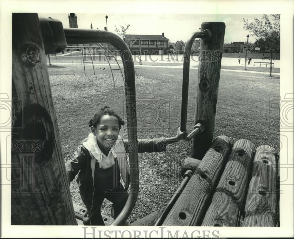 1983 Press Photo Latasha played on park equipment Tiefenthaler Park, Milwaukee - Historic Images