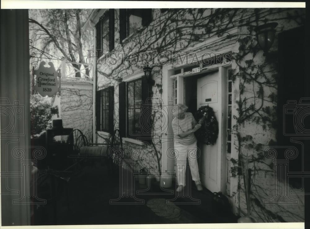 1994 Press Photo Yvonne Bayley Puts Wreath on Door of Thiensville House - Historic Images