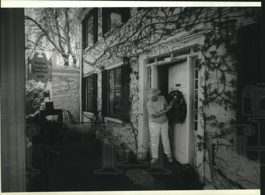 1994 Press Photo Yvonne Bayley Puts Wreath on Door of Thiensville House - Historic Images