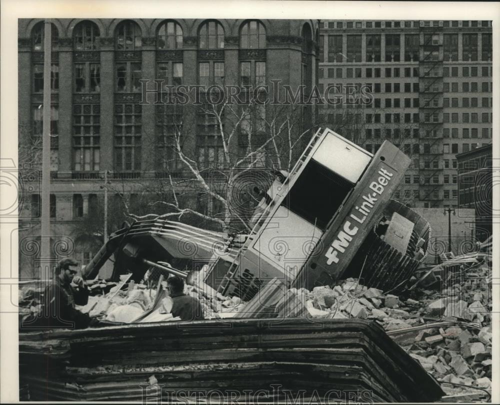 1989 Press Photo Workers examine site of fallen crane in Milwaukee - mjc11060 - Historic Images