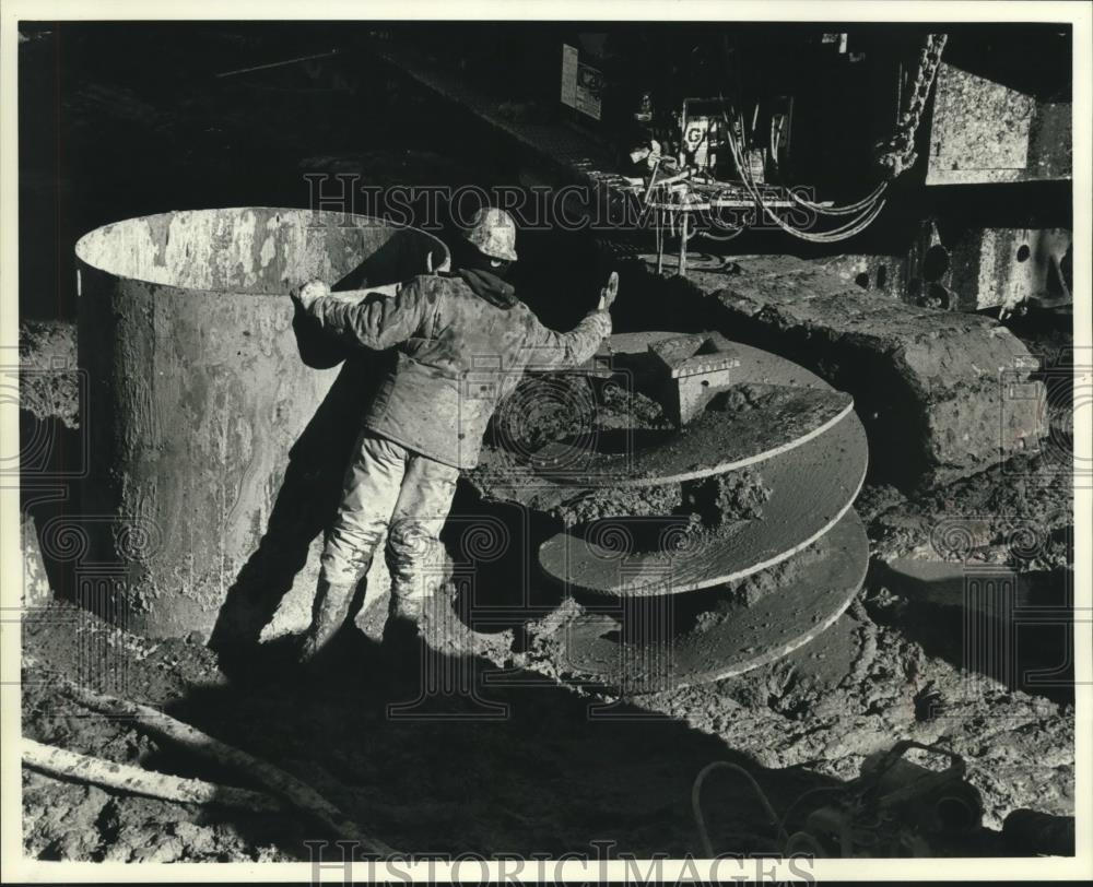 1990 Press Photo Worker helps prepare foundation for new building in Milwaukee - Historic Images