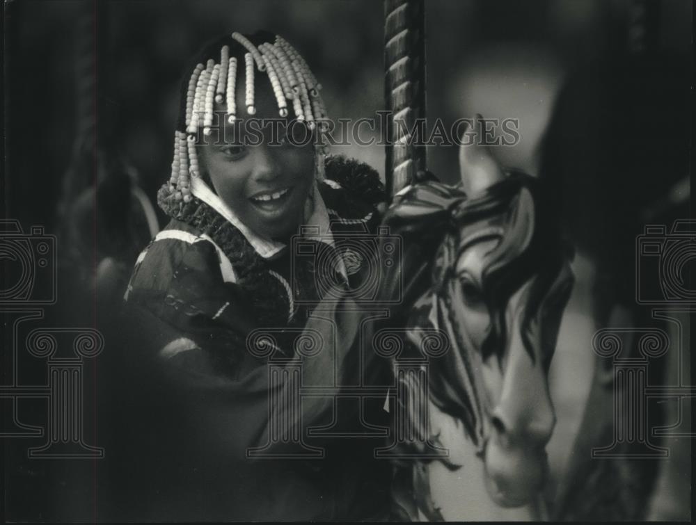 1993 Press Photo Jamila Warner Enjoying Ride on Merry-Go-Round at Summerfest - Historic Images