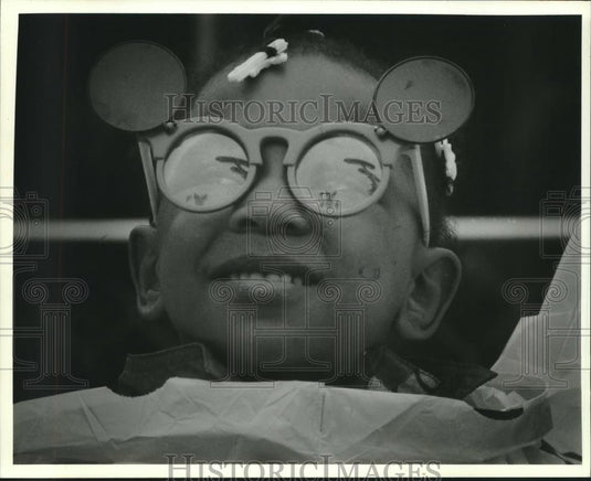 1993 Press Photo Kiera Garrett Wears Sunglasses at Summerfest in Milwaukee - Historic Images