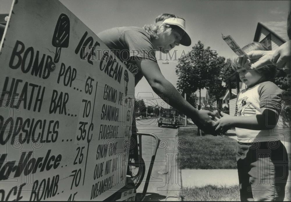 1985 Press Photo Anne Jacobson Sells Frozen Treat to Kristine Patterson - Historic Images