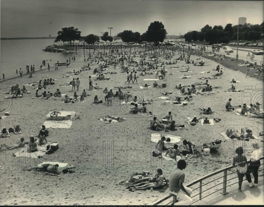 1986 Press Photo Crowds of People Enjoying the Summer at Bradford Beach - Historic Images