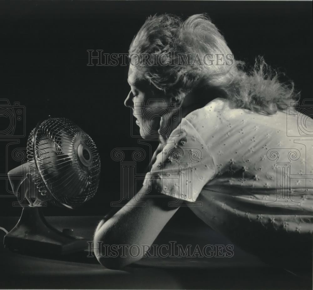 1984 Press Photo Woman Tries to Cool Off in Front of Fan - mjc11085 - Historic Images