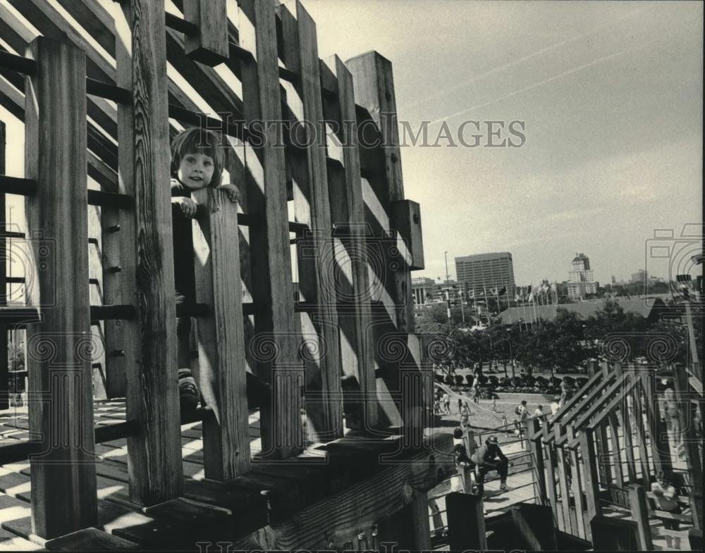 1985 Press Photo John Collette Enjoys View of Summerfest Grounds From Playground - Historic Images