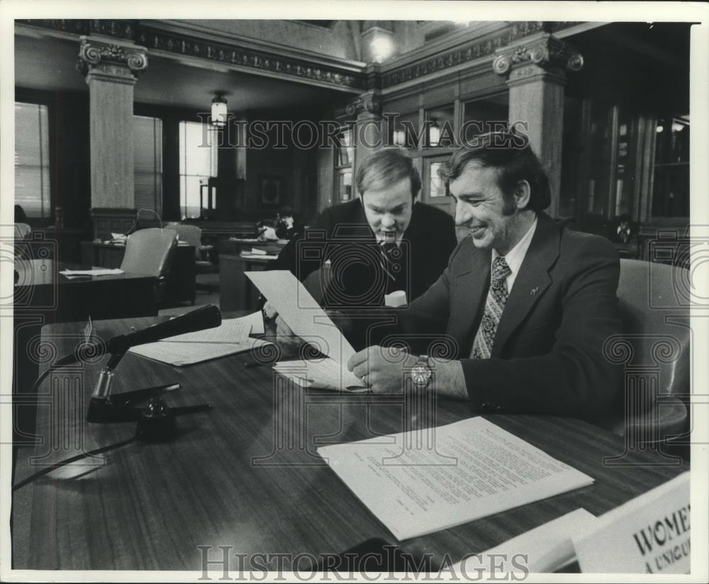 1976 Press Photo Milwaukee Aldermen John Kalwitz and Ted Studz review documents - Historic Images