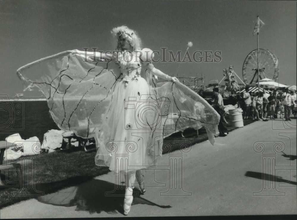 1994 Press Photo Priscilla Blight, New York, as stilted fairy, Summerfest parade - Historic Images