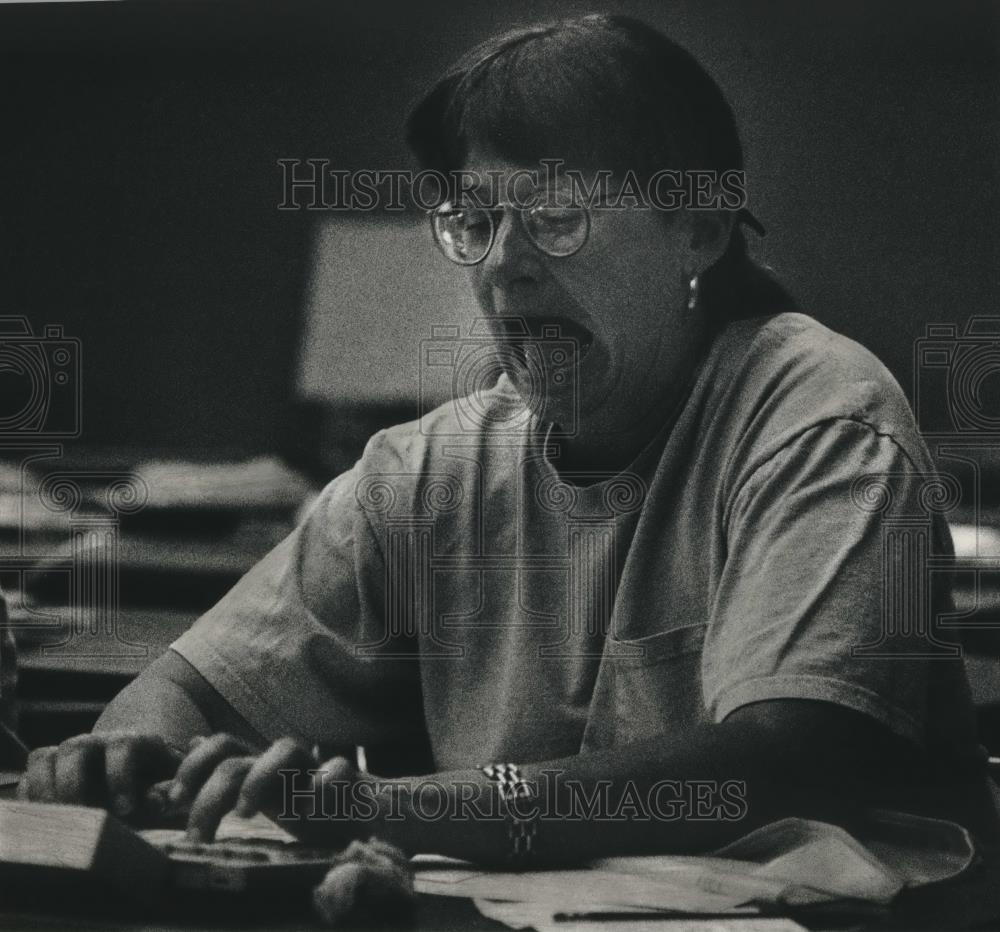 1993 Press Photo 27th Street School teacher Robin Squier reacts to new computer - Historic Images