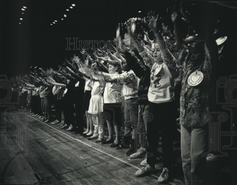 1990 Press Photo 21st Street School pageant &quot;The Best That We Can Be&quot; rehearsal - Historic Images