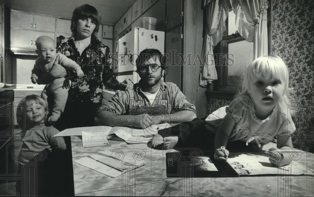 1982 Press Photo Paul & Suzanne Michels & family struggle to make ends meet - Historic Images